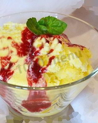 Домашнее мороженое с малиновым соусом