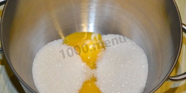 домашнее мороженое с малиновым соусом