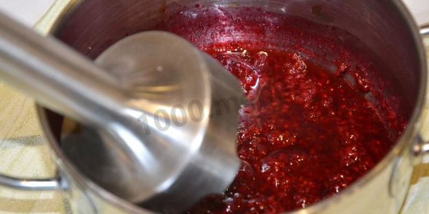 домашнее мороженое с малиновым соусом