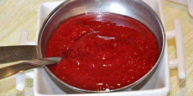 домашнее мороженое с малиновым соусом