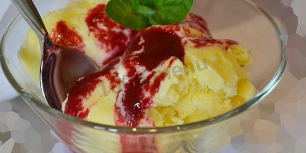 домашнее мороженое с малиновым соусом