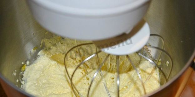 домашнее мороженое с малиновым соусом