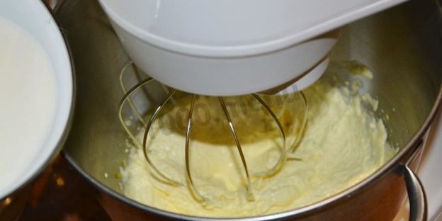 домашнее мороженое с малиновым соусом