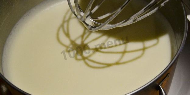 домашнее мороженое с малиновым соусом