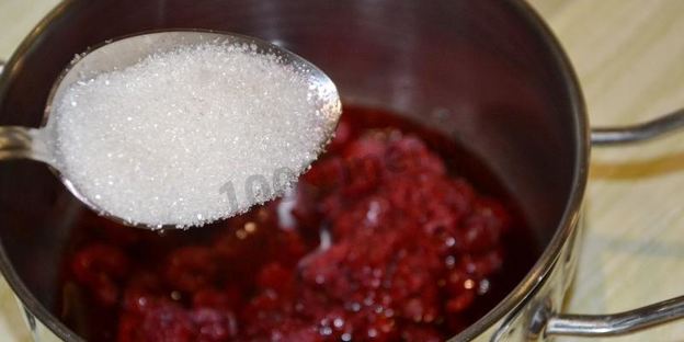 домашнее мороженое с малиновым соусом