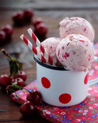 Домашнее мороженое Вишня в йогурте