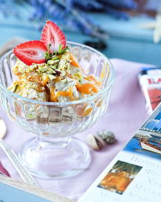 Мороженое из замороженного банана с арахисовой пастой и соленой карамелью