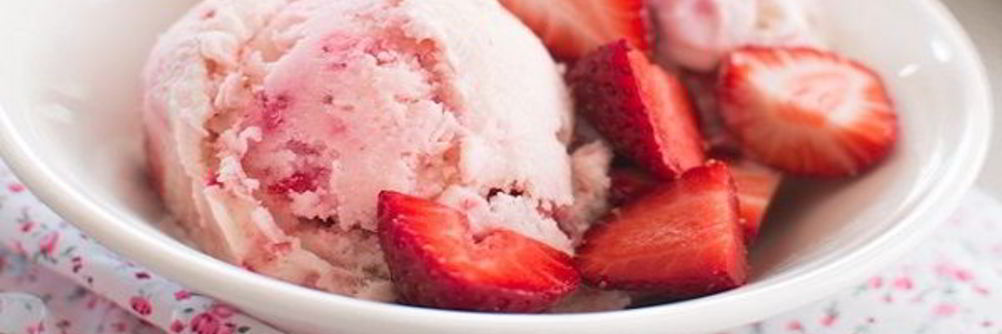 Мороженое с клубникой