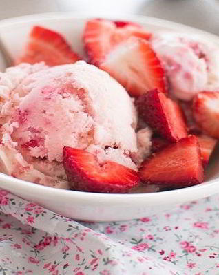 Мороженое с клубникой