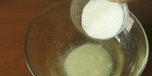 мороженое с шампанским и грушами