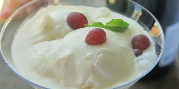 мороженое с шампанским и грушами