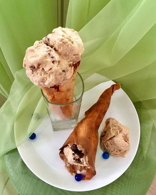 Мороженое с шоколадным пралине в блинных рожках