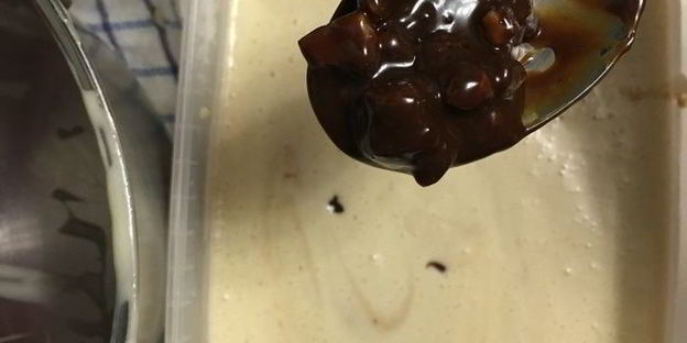 мороженое с шоколадным пралине в блинных рожках