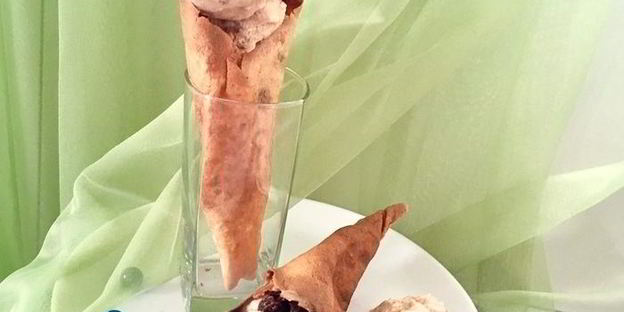 мороженое с шоколадным пралине в блинных рожках