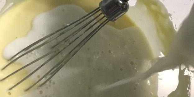 мороженое с шоколадным пралине в блинных рожках