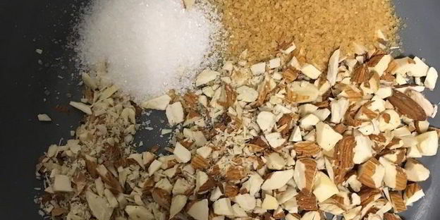 мороженое с шоколадным пралине в блинных рожках