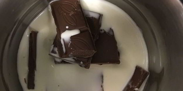 мороженое с шоколадным пралине в блинных рожках