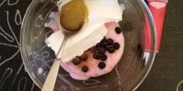 пюре-мороженое с желе из хрена и яблок под медово-мятным соусом