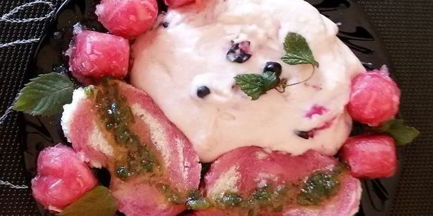 пюре-мороженое с желе из хрена и яблок под медово-мятным соусом