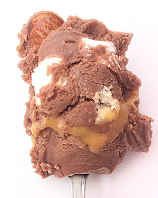 Шоколадное мороженое с маршмэллоу, миндалем и карамельной прослойкой