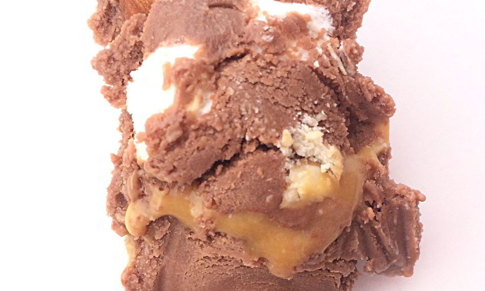 Рецепт шоколадного мороженого с маршмэллоу, миндалем и карамельной прослойкой