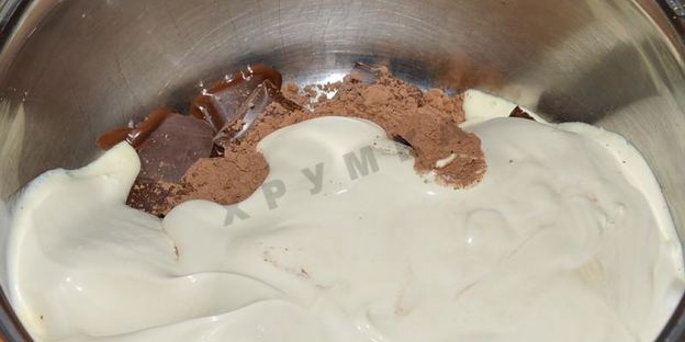 шоколадное мороженое с орехами в блендере