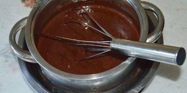 шоколадное мороженое с орехами в блендере