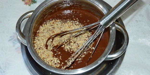 шоколадное мороженое с орехами в блендере