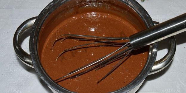 шоколадное мороженое с орехами в блендере