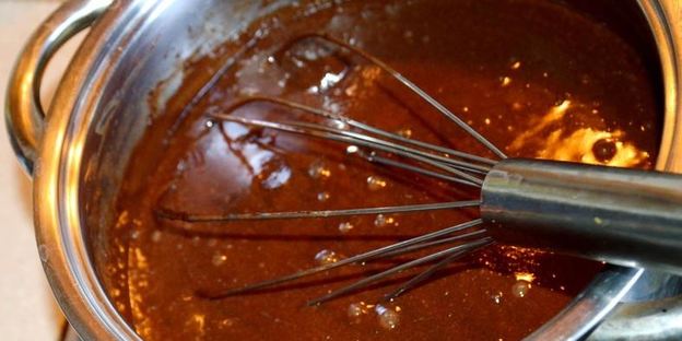 шоколадное мороженое с орехами в блендере