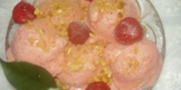 сливочно-клубничное мороженое