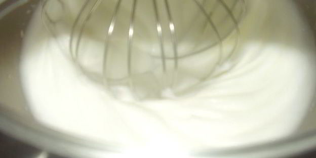 сливочно-клубничное мороженое