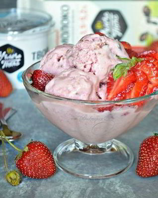 Творожно-клубничное мороженое с кусочками шоколада