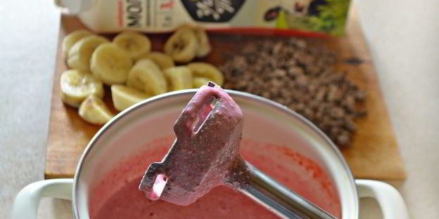 творожно-клубничное мороженое с кусочками шоколада