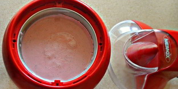 творожно-клубничное мороженое с кусочками шоколада