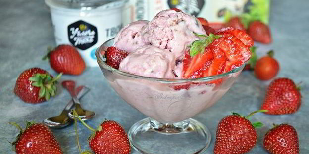 творожно-клубничное мороженое с кусочками шоколада