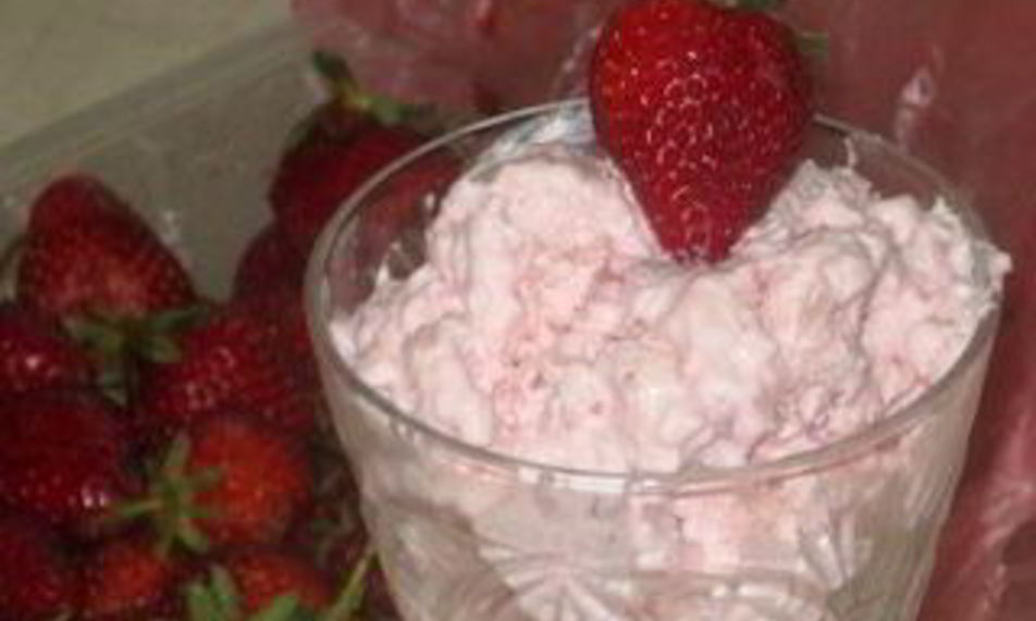 Рецепт творожно-клубничного мороженого