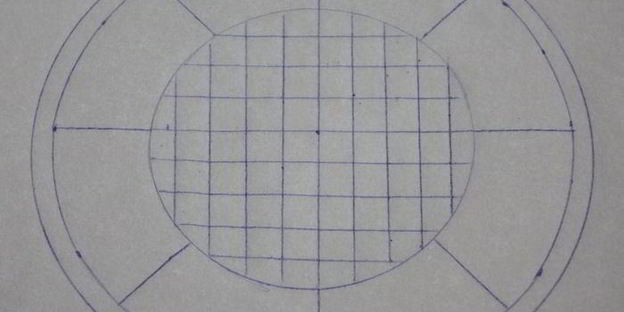 ванильное мороженое с чернично-фиалковым ароматом на шоколадном блюдце