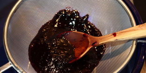 ванильное мороженое с чернично-фиалковым ароматом на шоколадном блюдце