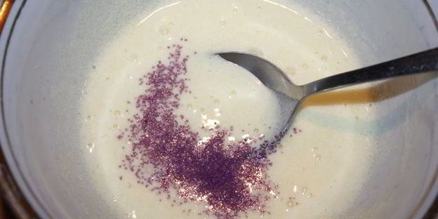 ванильное мороженое с чернично-фиалковым ароматом на шоколадном блюдце