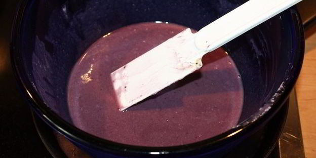 ванильное мороженое с чернично-фиалковым ароматом на шоколадном блюдце