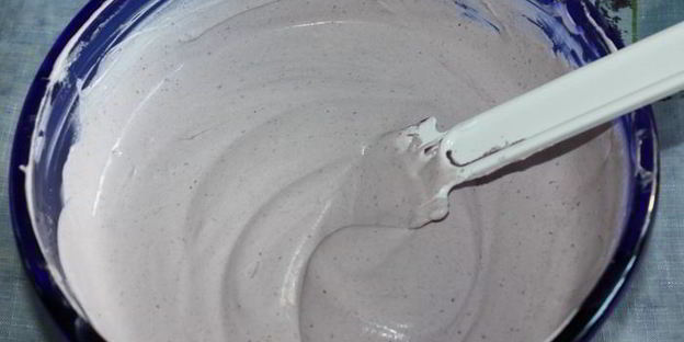 ванильное мороженое с чернично-фиалковым ароматом на шоколадном блюдце