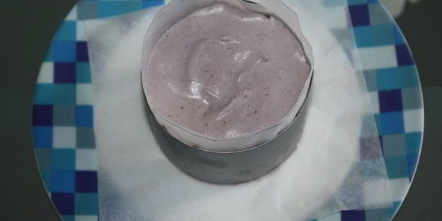 ванильное мороженое с чернично-фиалковым ароматом на шоколадном блюдце