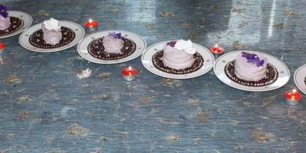 ванильное мороженое с чернично-фиалковым ароматом на шоколадном блюдце