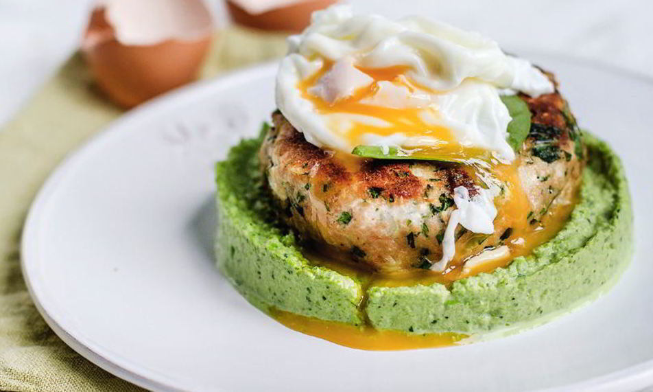 Рецепт фишкейка из лосося с яйцом-пашот и муссом из зеленого горошка