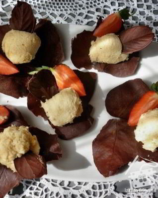 Грушевый мусс на шоколадных листьях