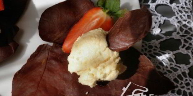 грушевый мусс на шоколадных листьях