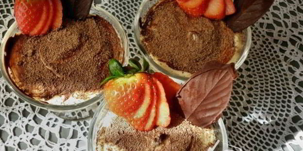 грушевый мусс на шоколадных листьях