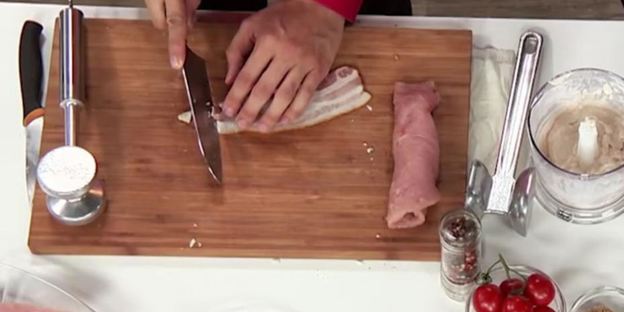 индейка, фаршированная муссом из цыпленка, под винным соусом