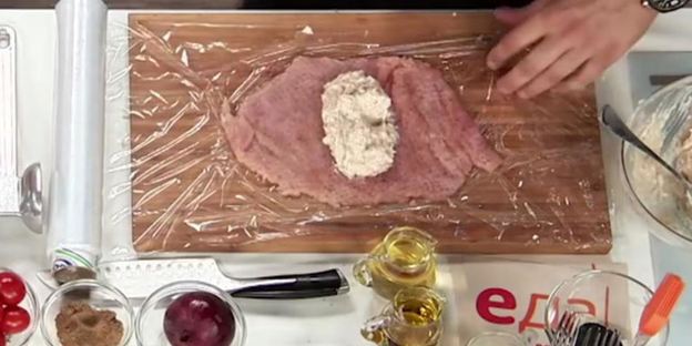 индейка, фаршированная муссом из цыпленка, под винным соусом